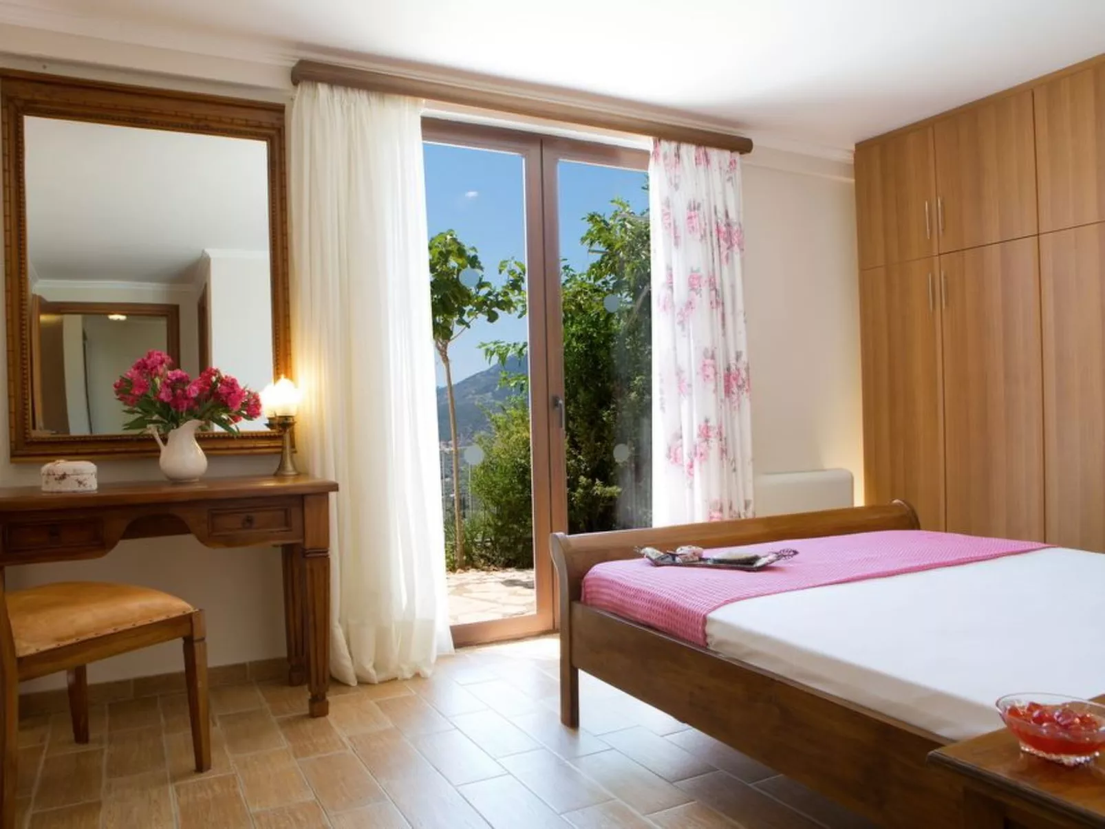 Luxuriöse Villa mit Infinity-Pool und Panoramablick - Binnen