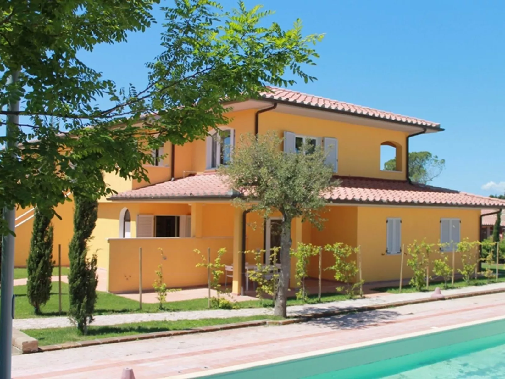 Unterkunft am Strand, Schwimmbad, AC, private Terrasse - Buiten