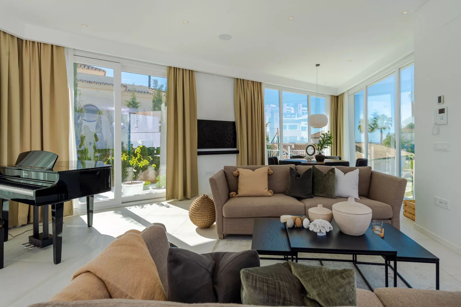 Unique & Luxurious Villa with Heated Pool! - Woonkamer