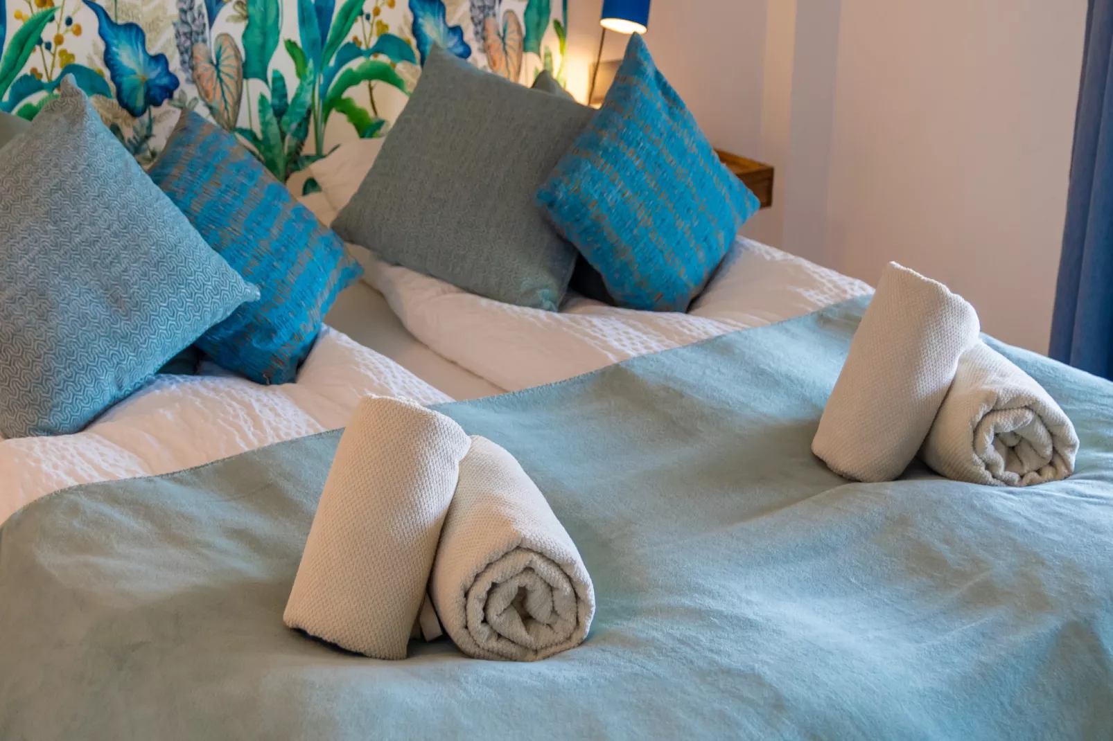 3-Bedroom Apartment with Sea & Mountain Views - Slaapkamer