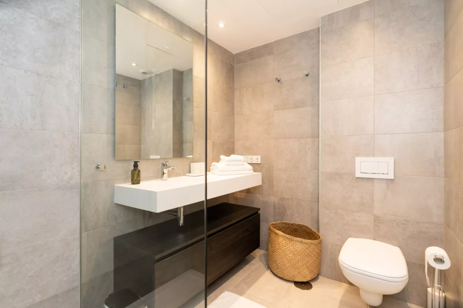 Elegant 2-Bedroom Apartment | Alcazaba Lagoon 1112 - Badkamer