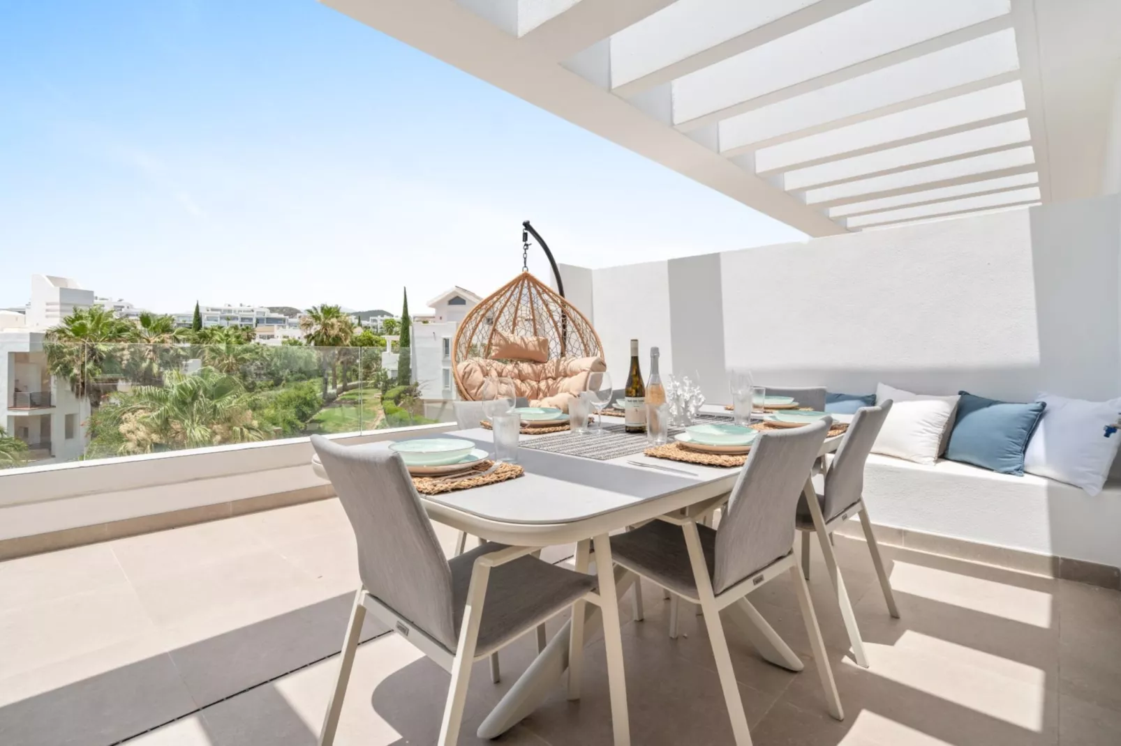 Modern 3-pax Apt & Solarium ALCAZABA LAGOON (2023) - Terrasbalkon