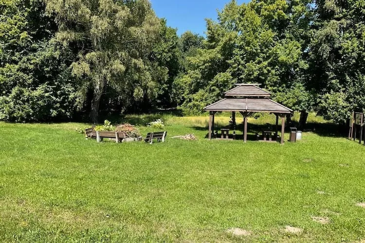 Dom wakacyjny w Dębinie dla max 6 osób - Tuinen zomer