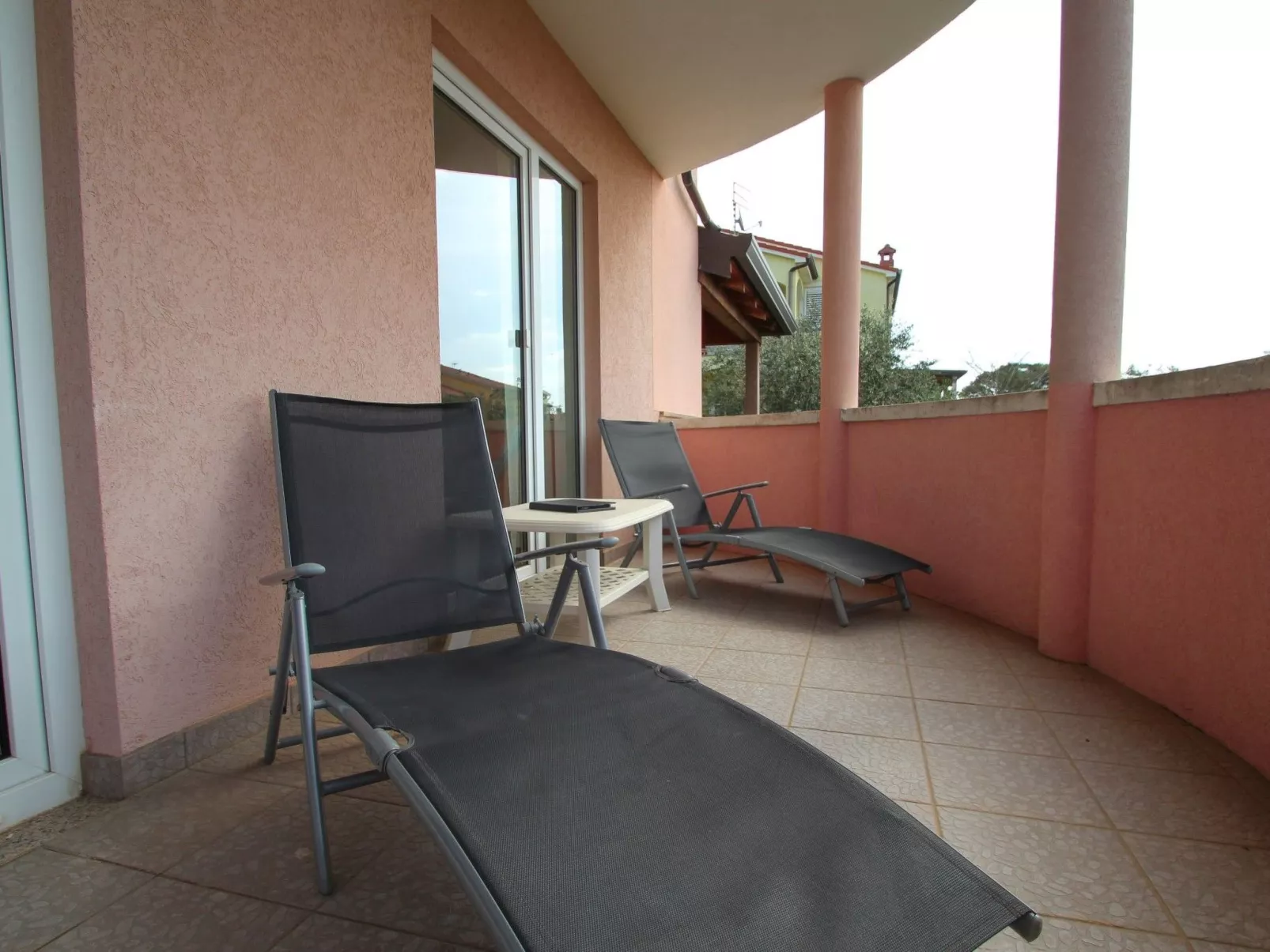 Mit Terrasse für 4 Personen - Buiten