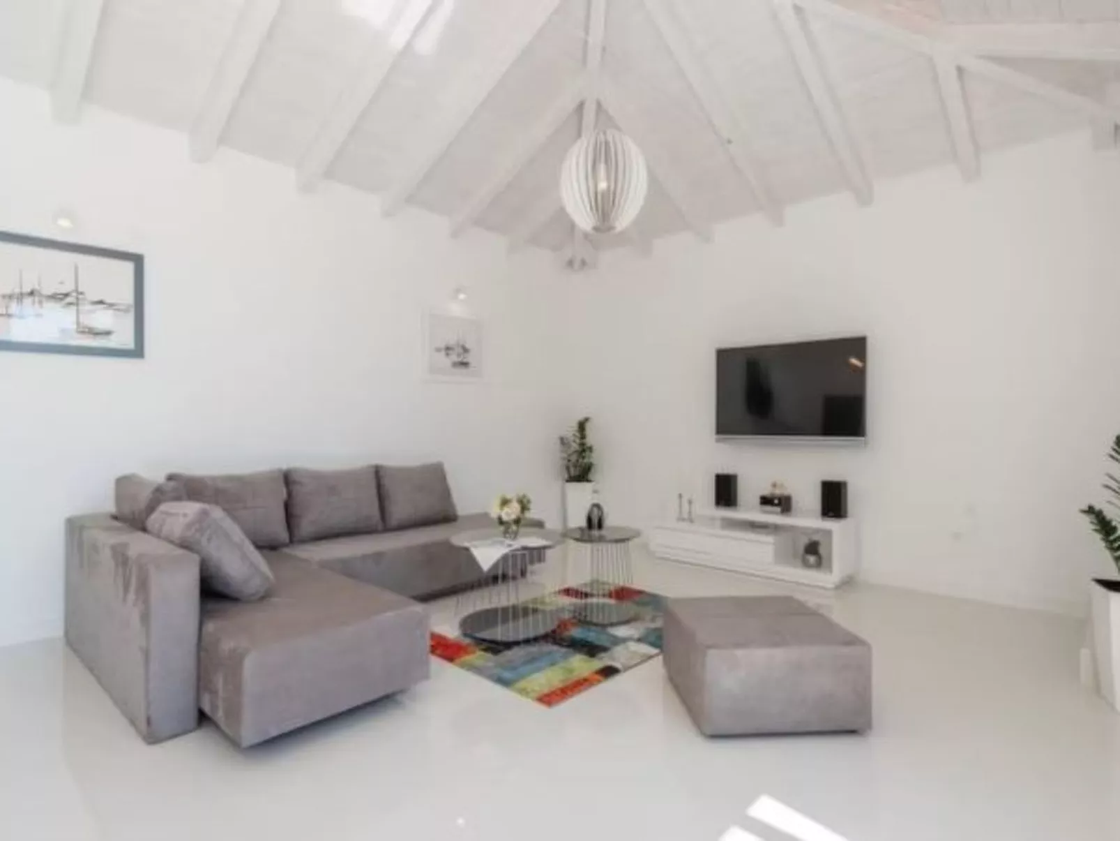 Luxurious villa Bright with pool - Image-tags.info