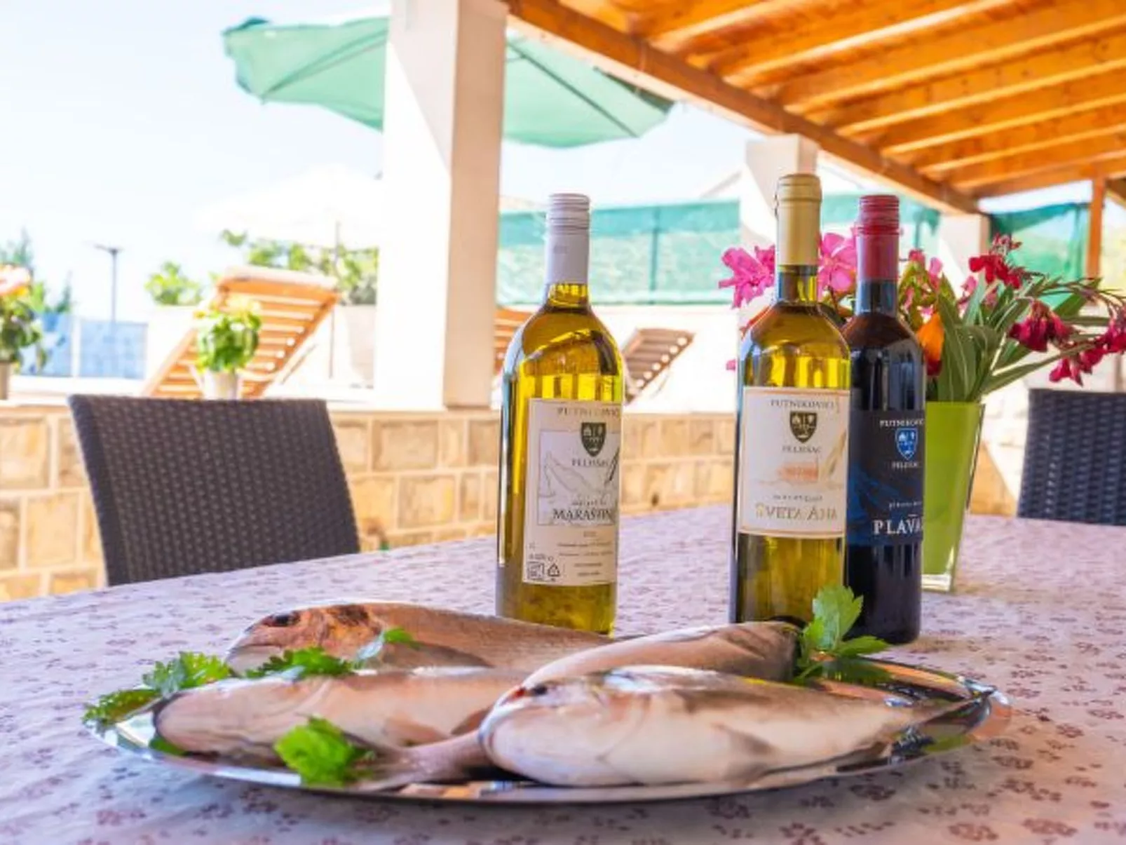 Beachfront Apartment house Hon with pool - Buiten