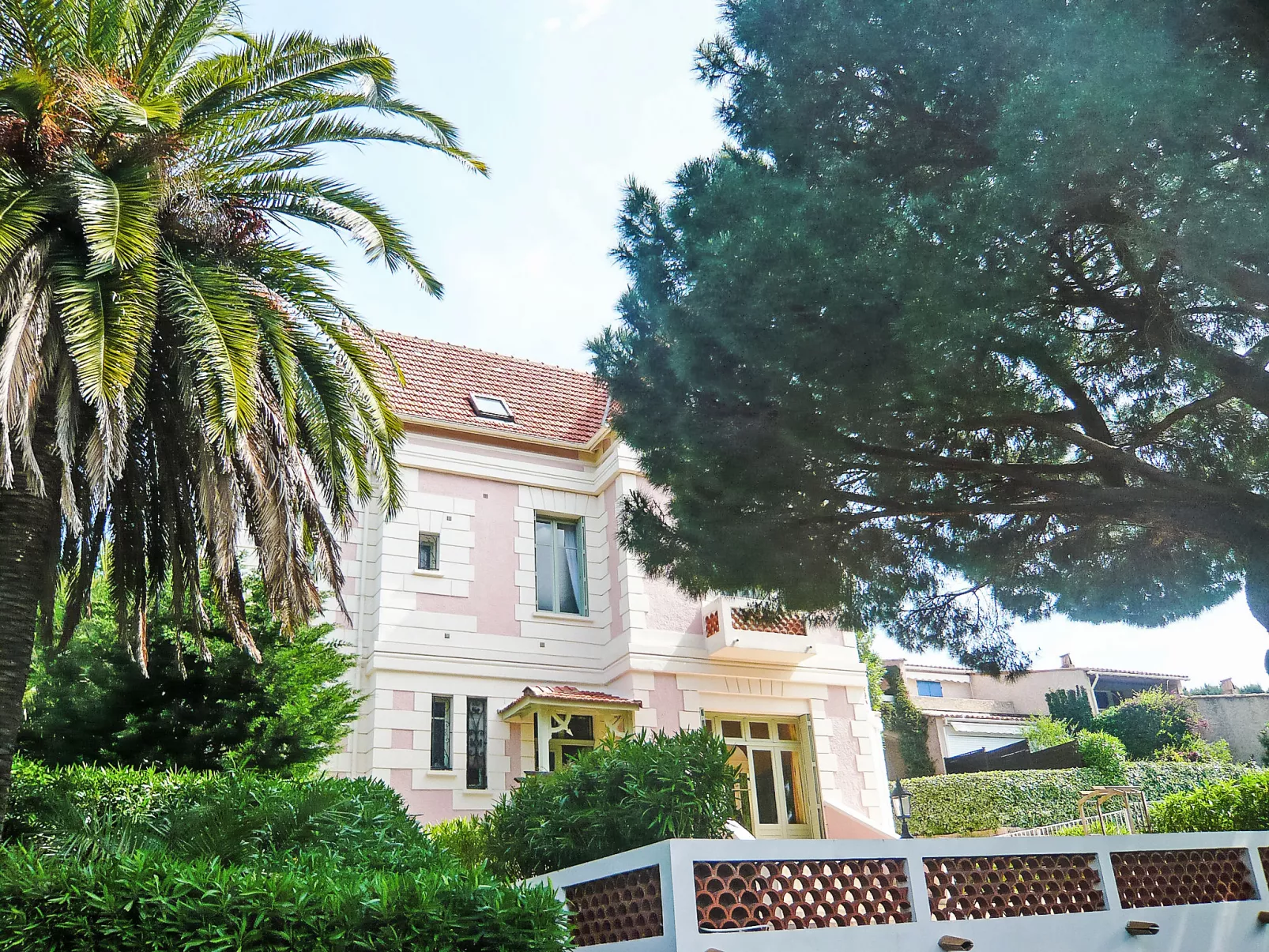 Castel Haussmann - Buiten