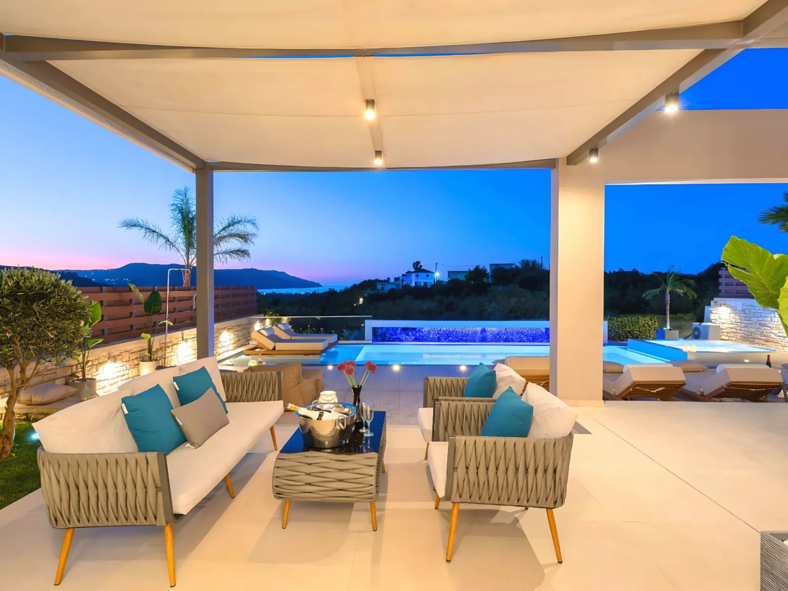 Villa "Minoas Grand" mit Blick auf das Wasser - Binnen