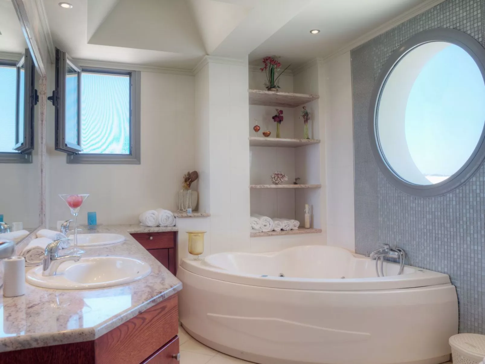 Luxuriöse, geräumige, private Villa mit sechs Schlafzimmern - Binnen