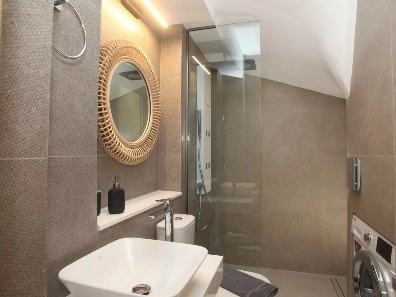 "Capro" mit Infinity-Pool - Binnen