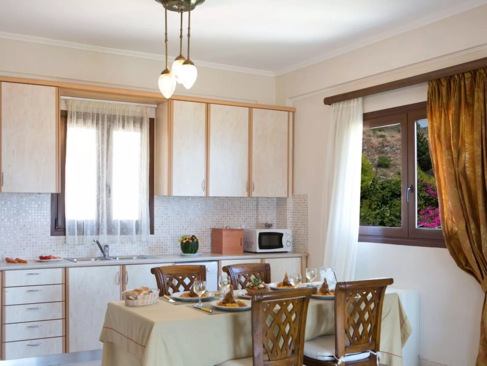 Luxuriöse Villa mit Infinity-Pool und Panoramablick - Binnen