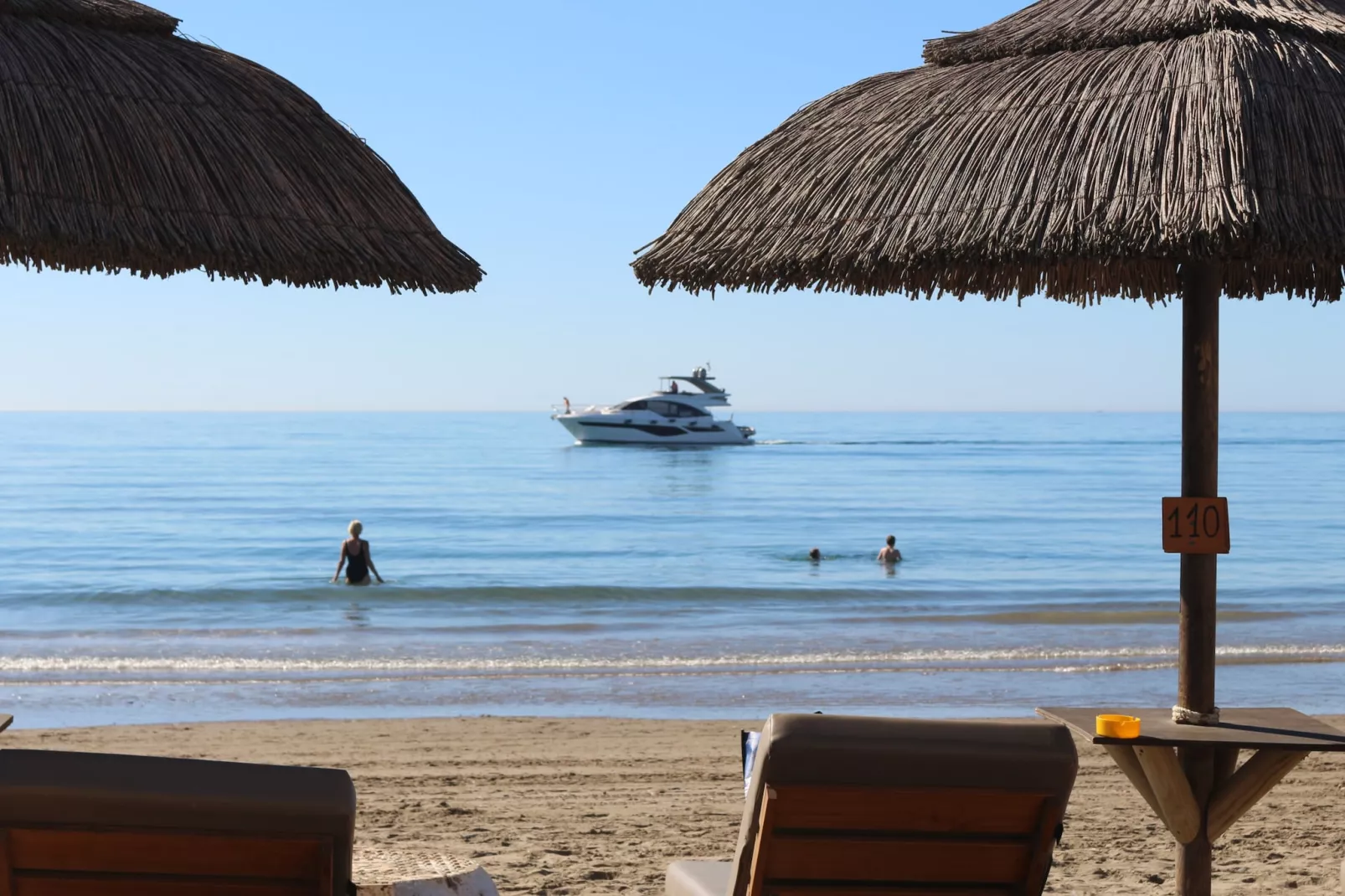 Beachside Family Apartment with Direct Pool Access - Gebieden zomer 1km