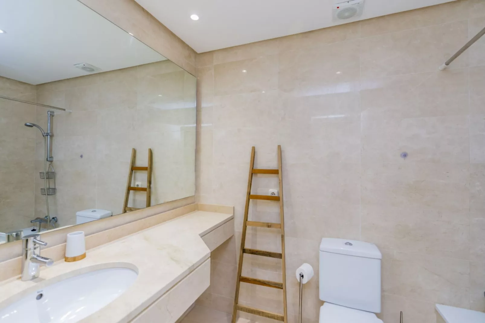 Modern 2-Bedroom Apartment - Alcazaba Lagoon (411) - Badkamer