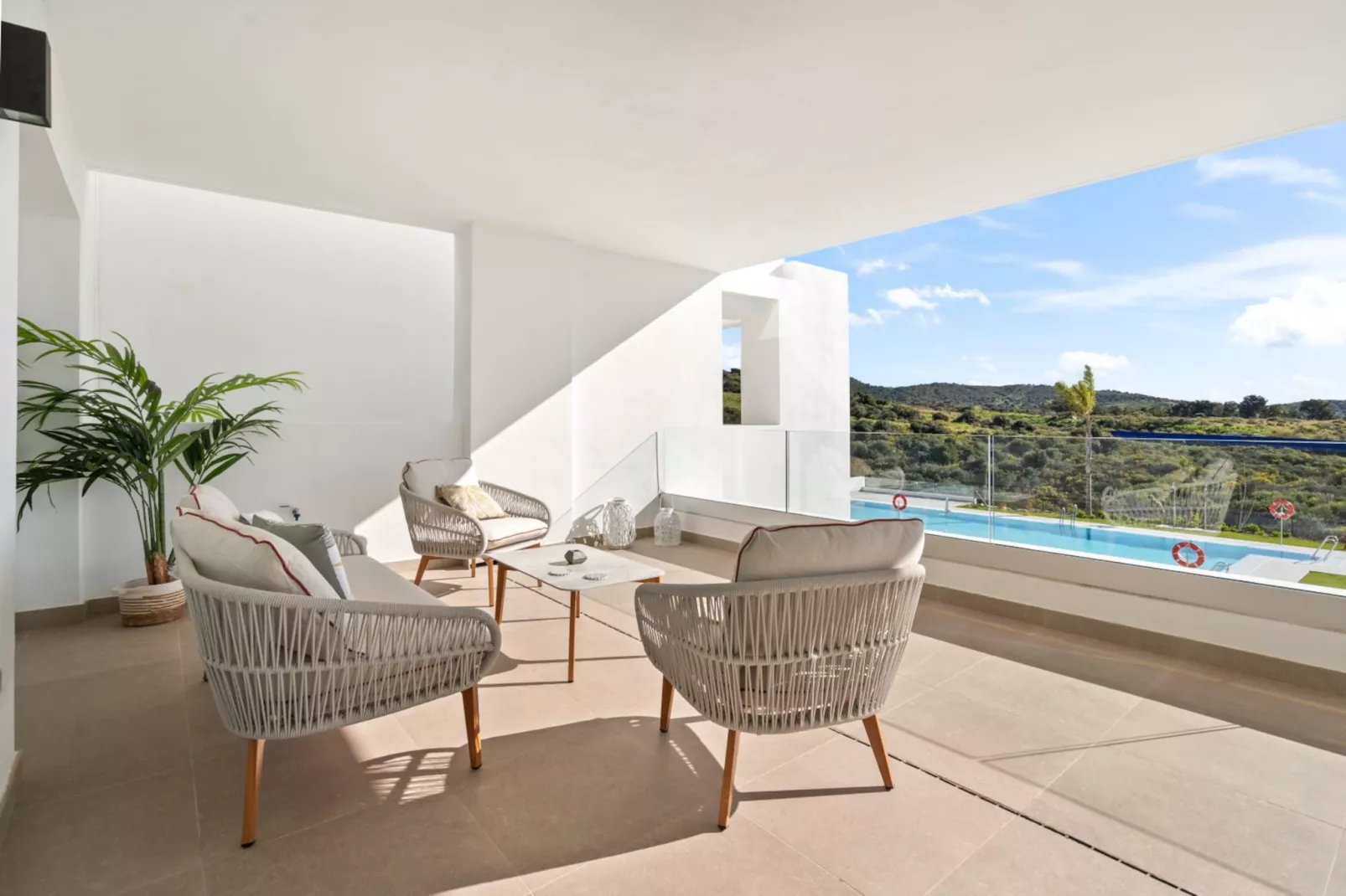 Stylish 2-bed Apartment ALCAZABA LAGOON (2011) - Terrasbalkon