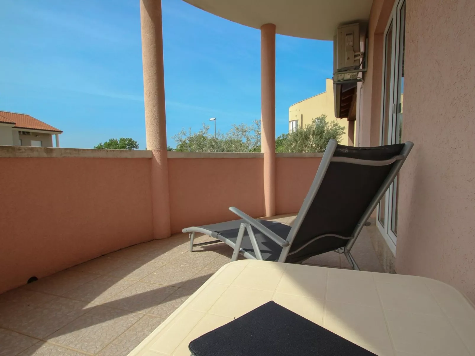 Mit Terrasse für 4 Personen - Buiten