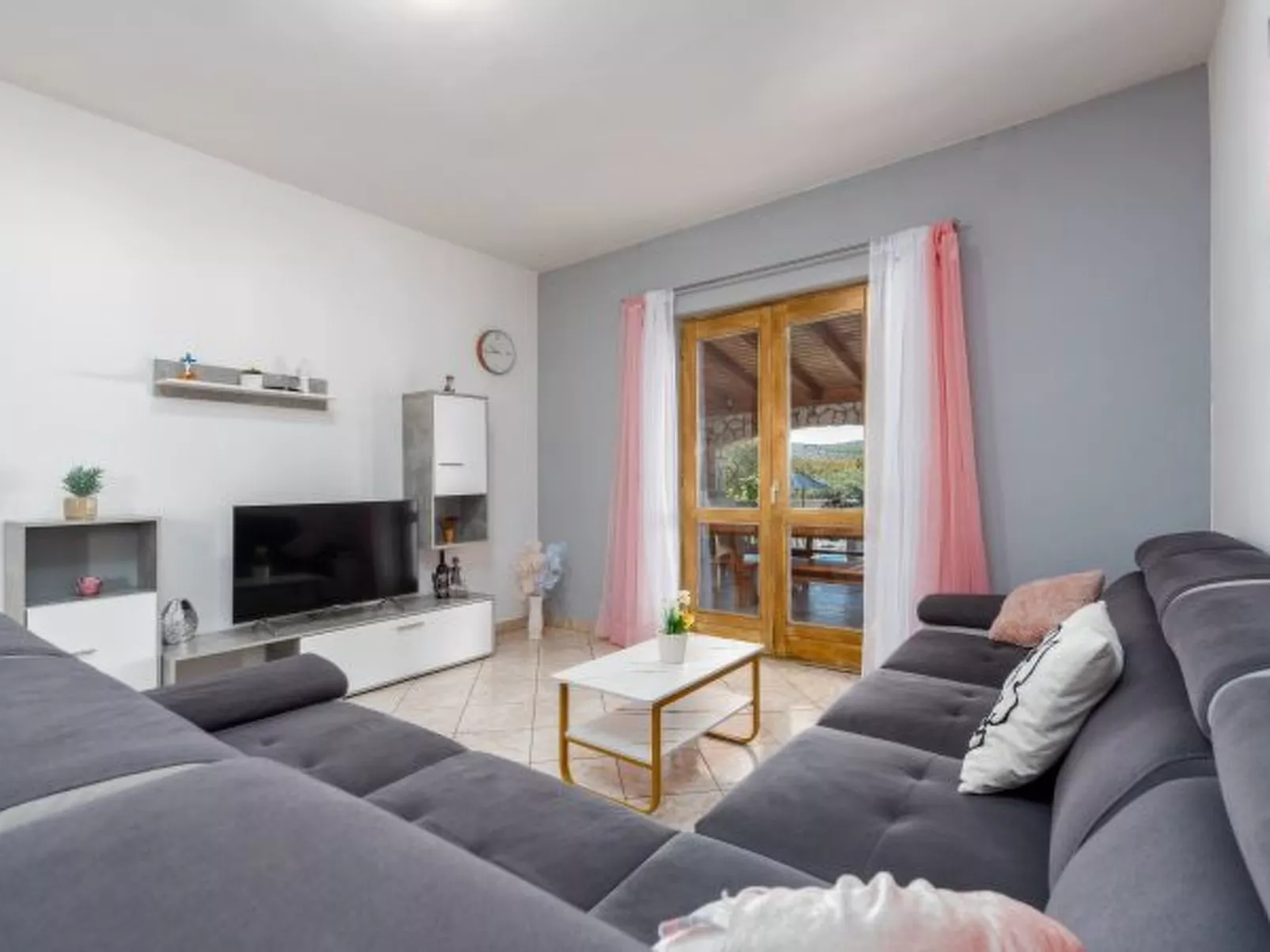 Holiday House Laetitia with pool - Image-tags.info