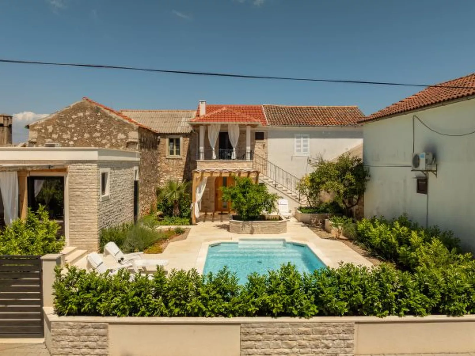 Studio Apartment Varos with shared pool - Image-tags.info