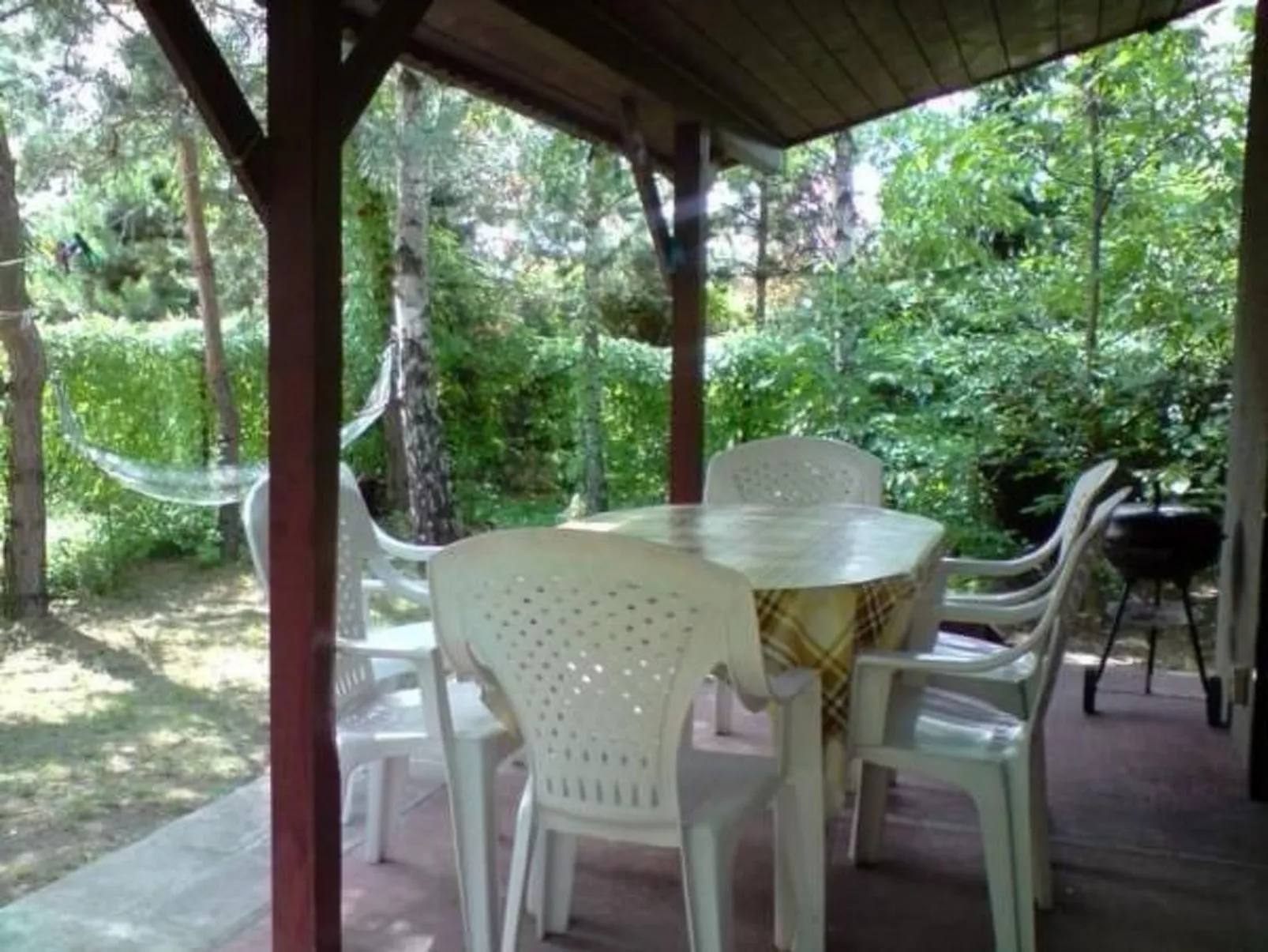 Freistehendes Haus mit eingezäuntem Grundstück an einer Lagune - Image-tags.info