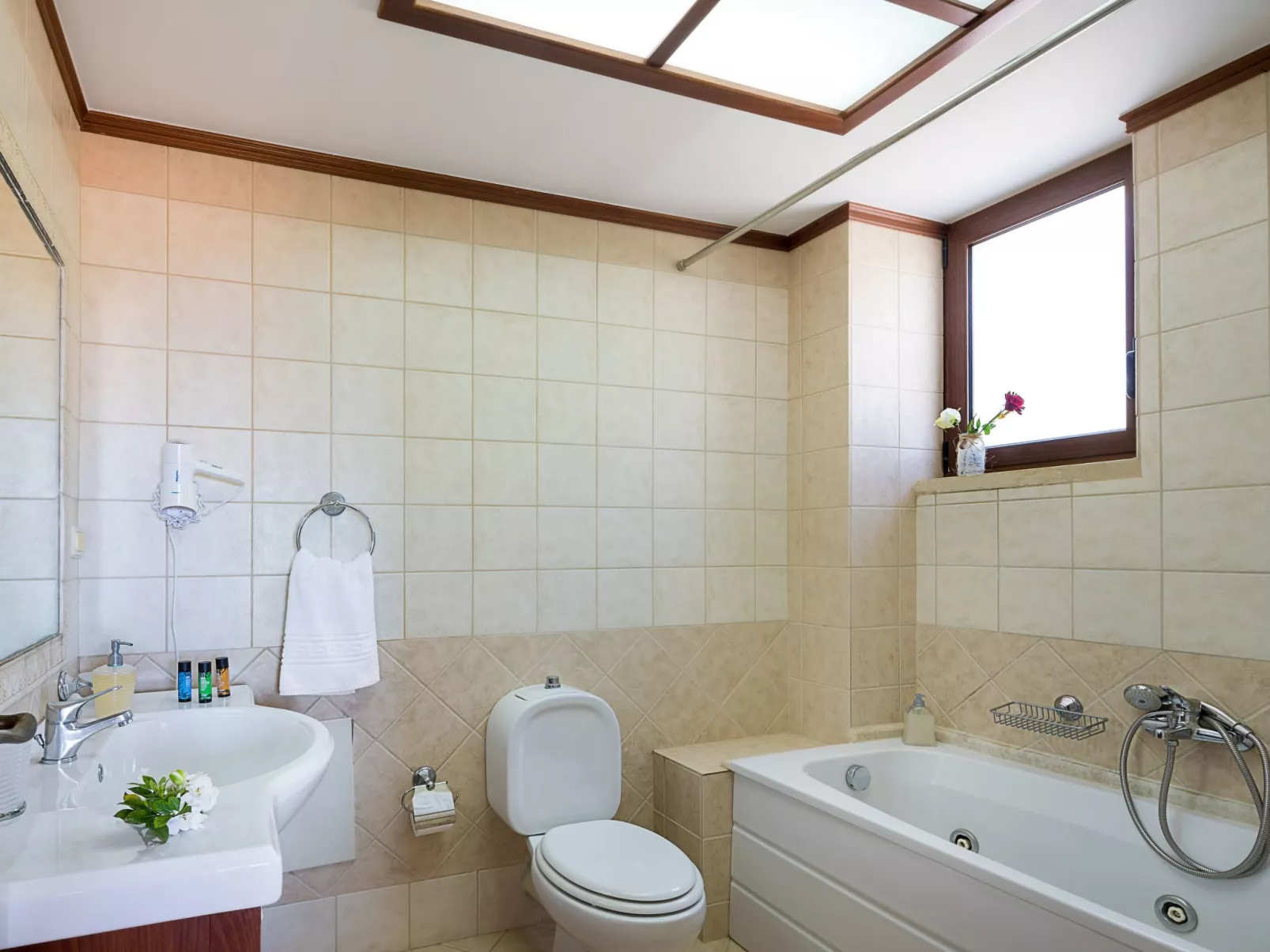 Familienvilla mit Pool, Billard und Grillplatz - Binnen