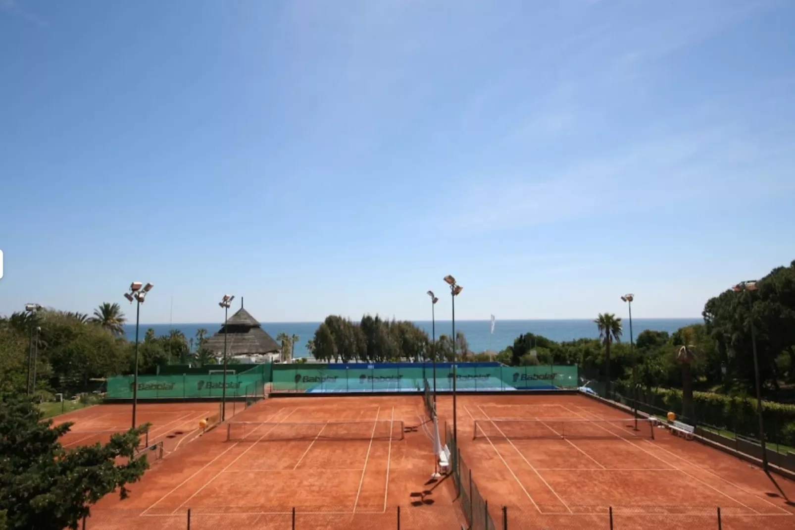 Beachside Family Apartment with Direct Pool Access - Gebieden zomer 1km