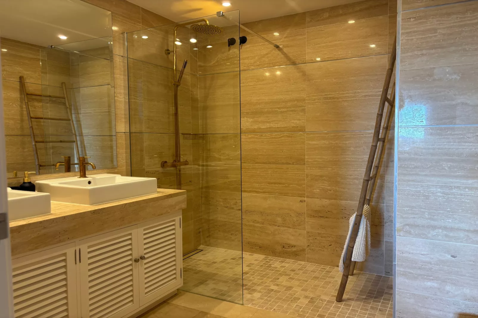 3-Bedroom Apartment with Sea & Mountain Views - Badkamer