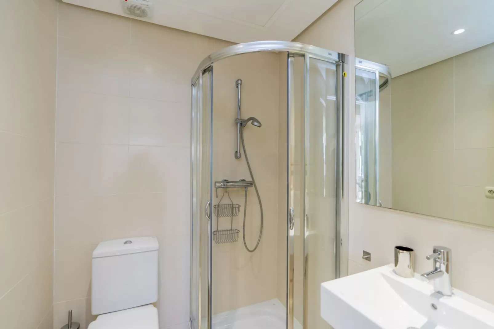 Modern 2-Bedroom Apartment - Alcazaba Lagoon (411) - Badkamer