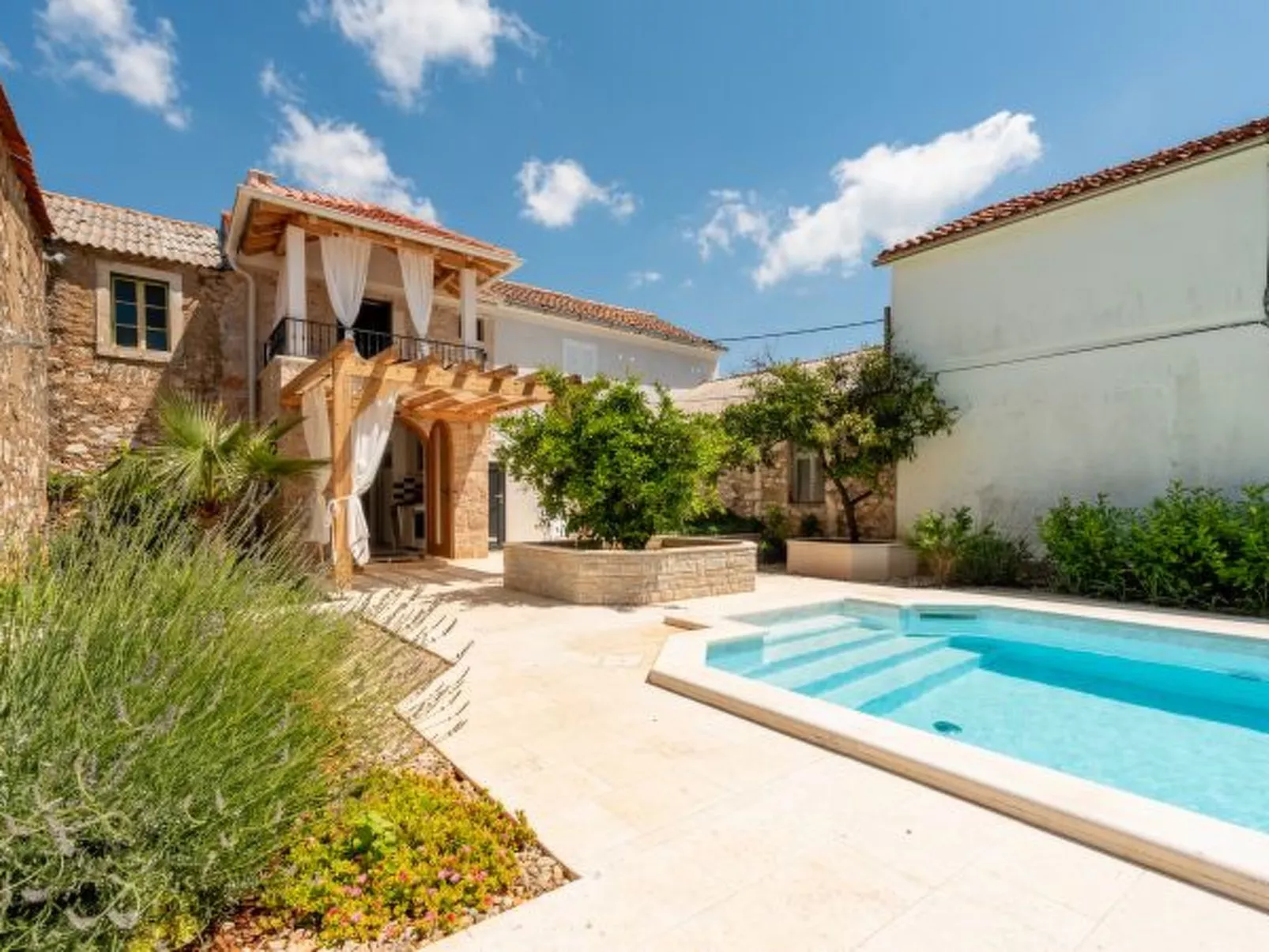 Studio Apartment Varos with shared pool - Image-tags.info