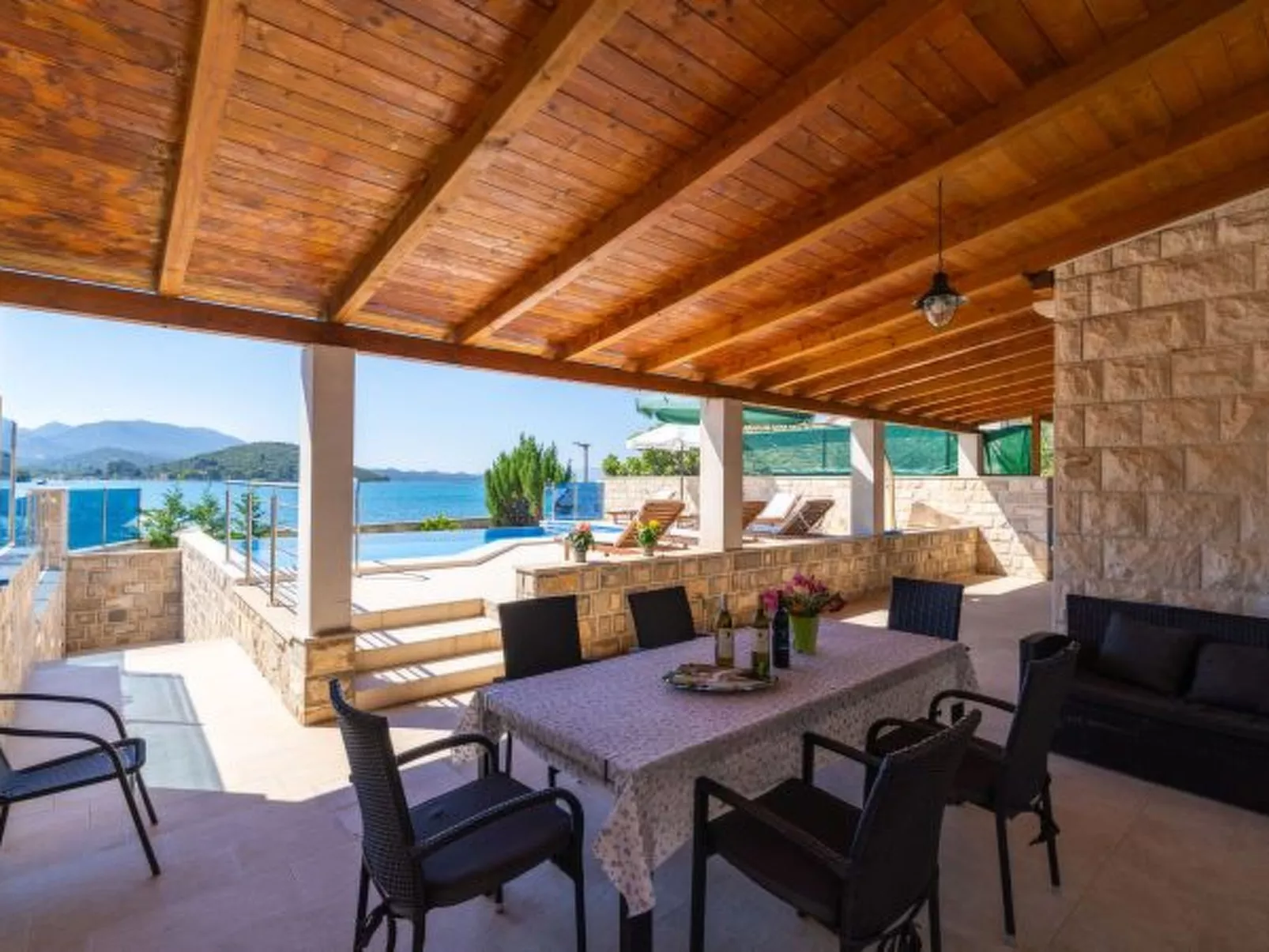 Beachfront Apartment house Hon with pool - Buiten