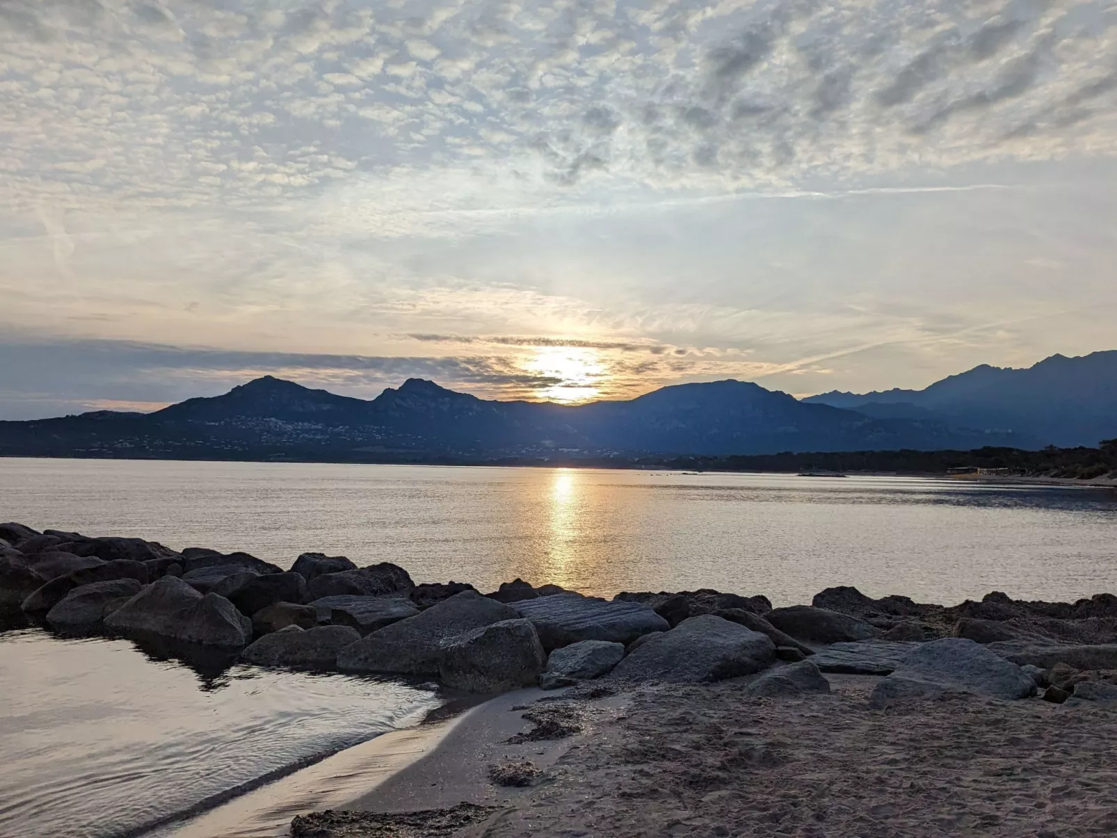 Ruhige Wohnung Panoramablick auf Meer und Berge - Buiten