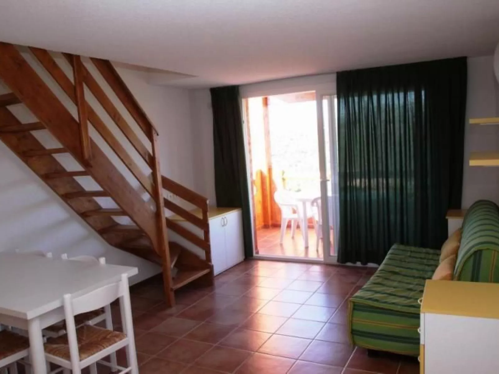 Unterkunft mit Terrasse, AC, Gemeinschaftspool - Binnen