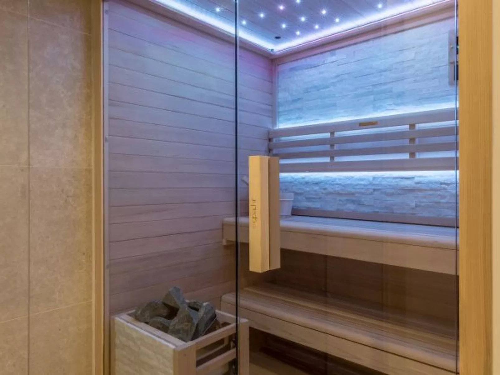 Beachfront villa Luce with seaview and pool - Binnen