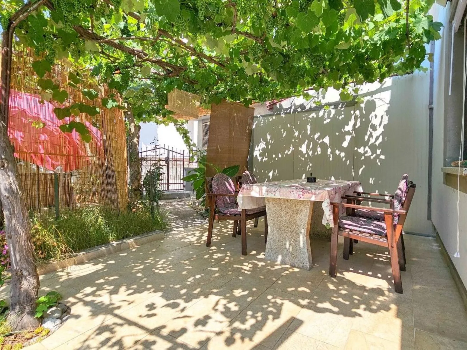 Wohnung "Pintar 1" mit Blick auf das Wasser - Buiten