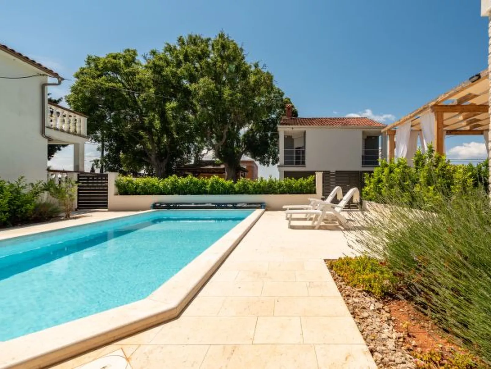 Studio Apartment Varos with shared pool - Image-tags.info