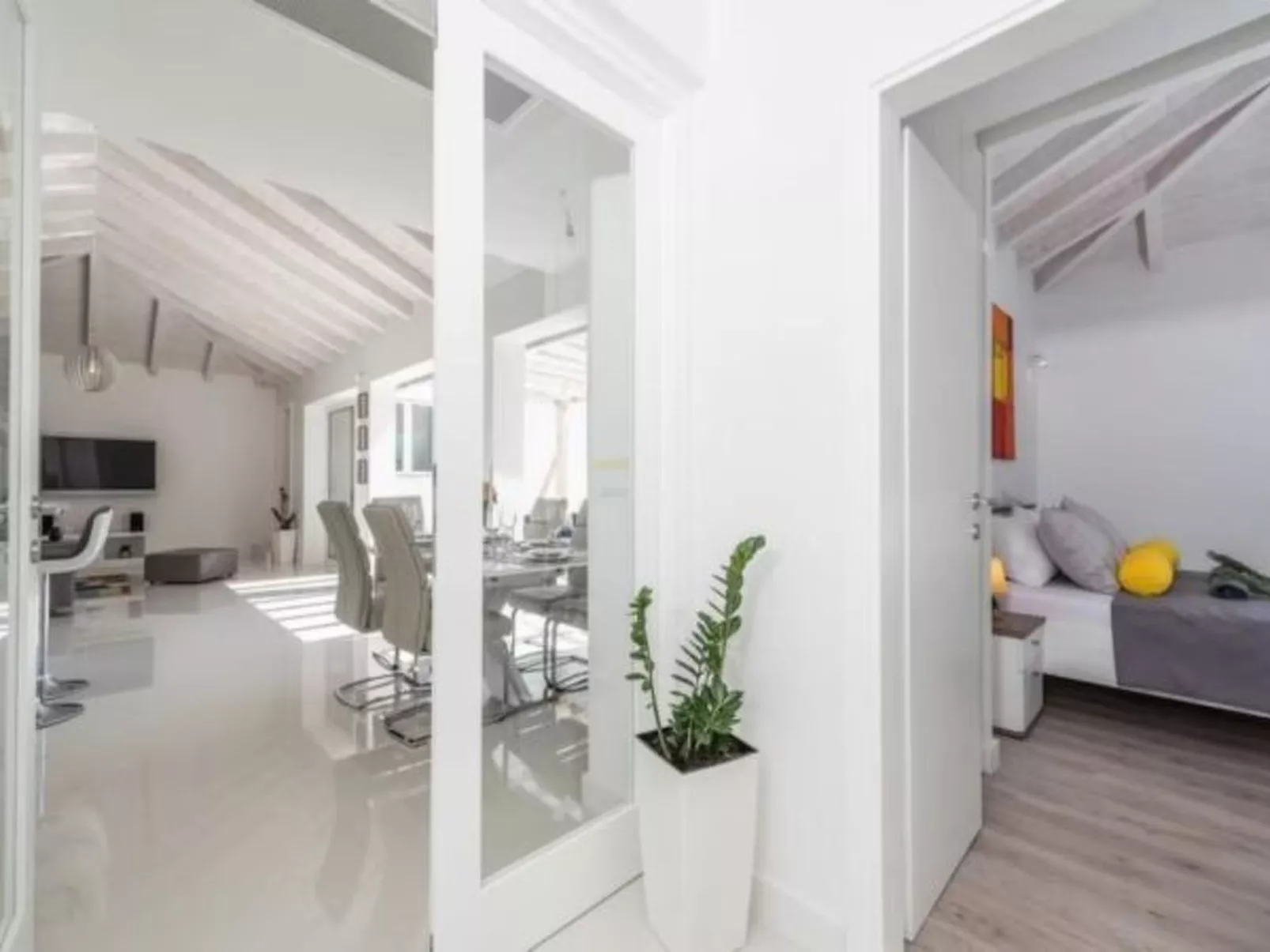 Luxurious villa Bright with pool - Image-tags.info