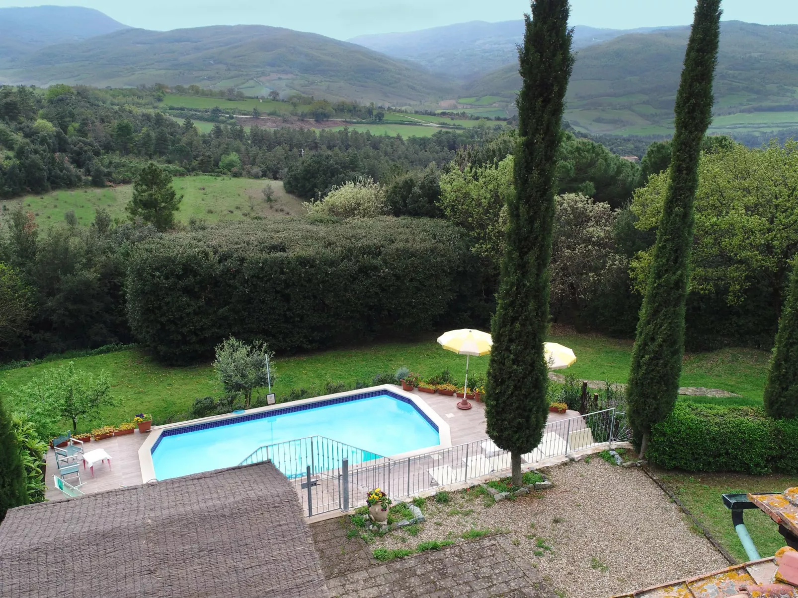 In Montecastelli Pisano mit beheiztem Whirlpool - Buiten