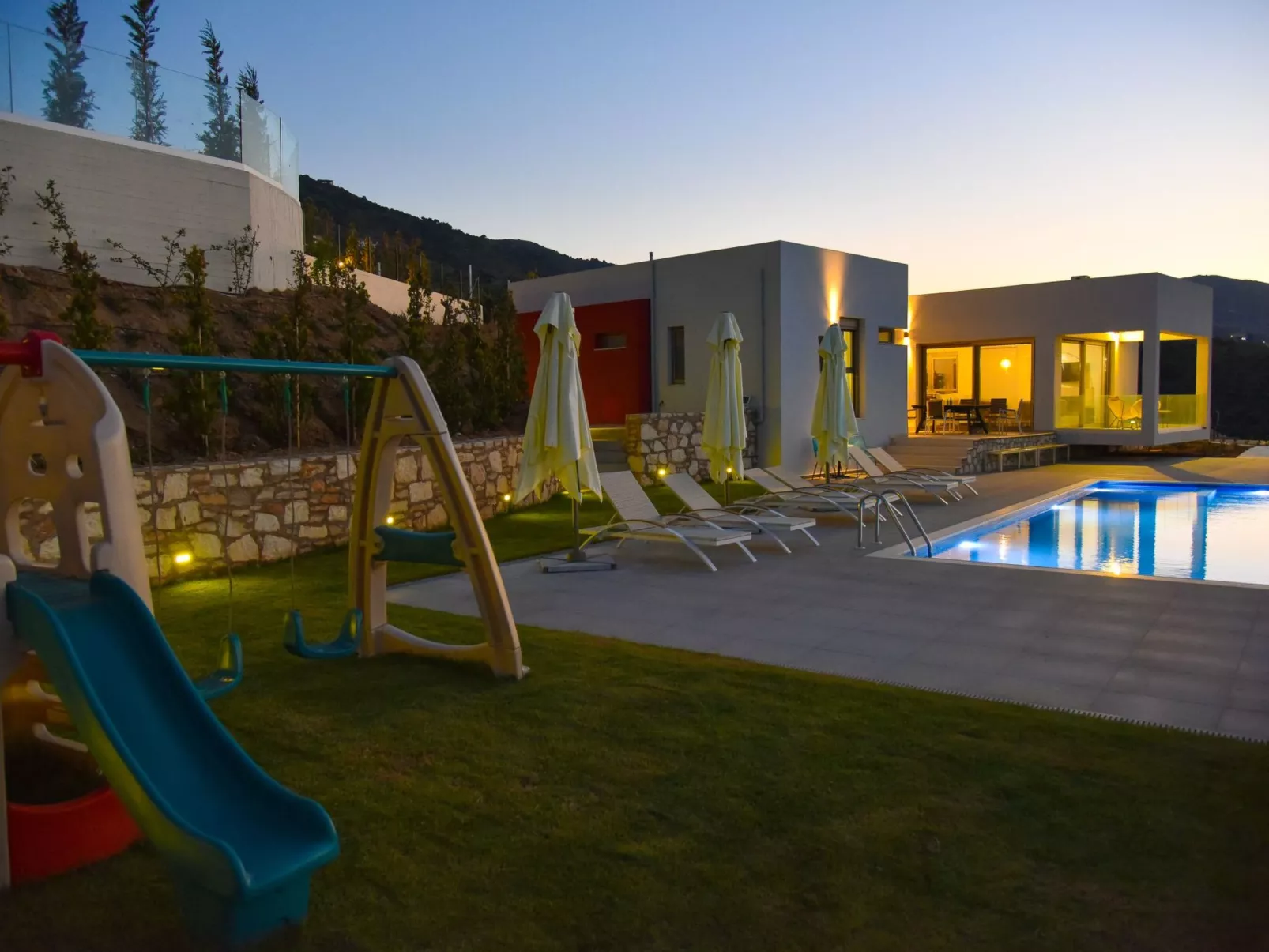 "Villa Kallia" mit Infinity-Pool - Buiten