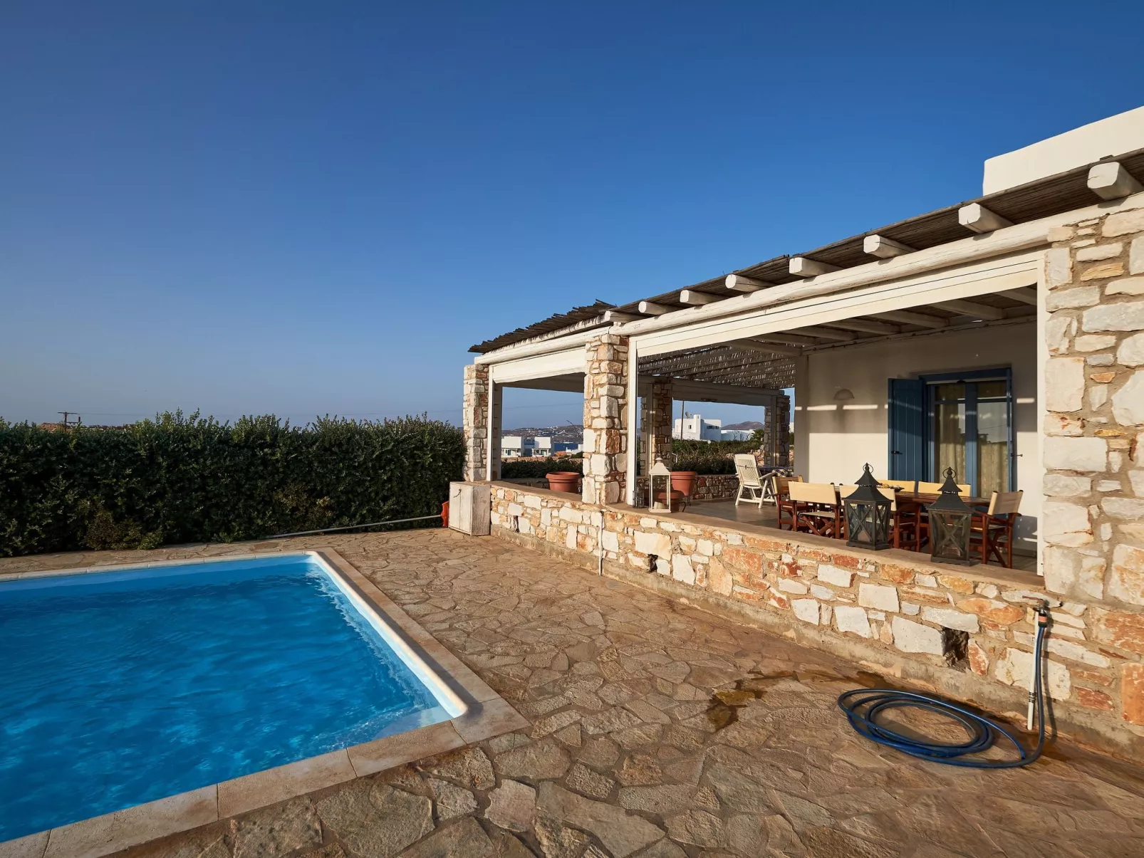 Große, komfortable Pool-Villa, Strand zu Fuß erreichbar - Buiten