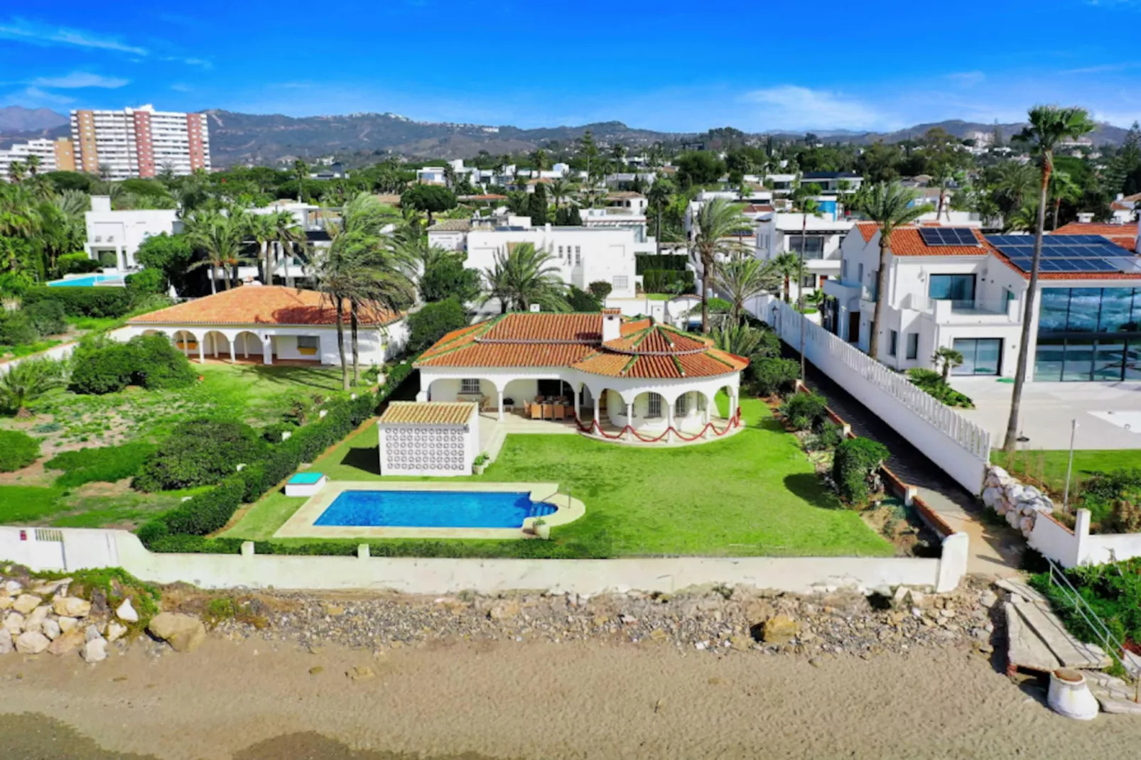 1100 - BEACH FRONT VILLA - Buitenlucht