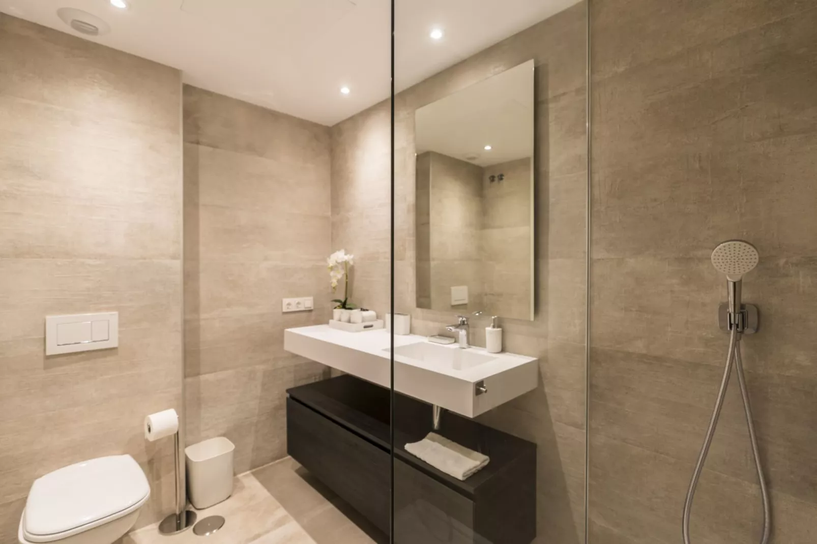Elegant 2-Bed Apartment | Alcazaba Lagoon (1604) - Badkamer