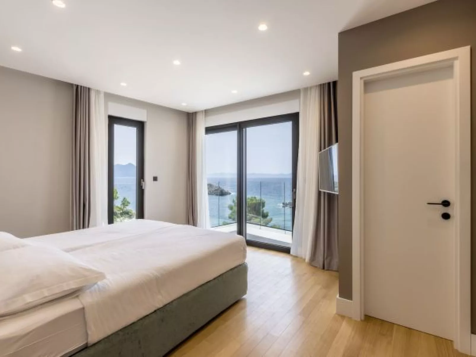 Beachfront villa Luce with seaview and pool - Binnen