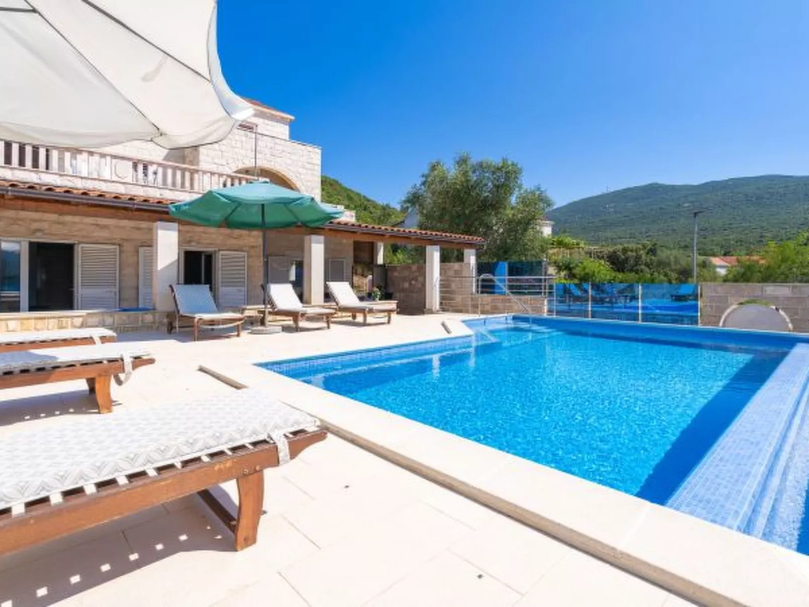 Beachfront Apartment house Hon with pool