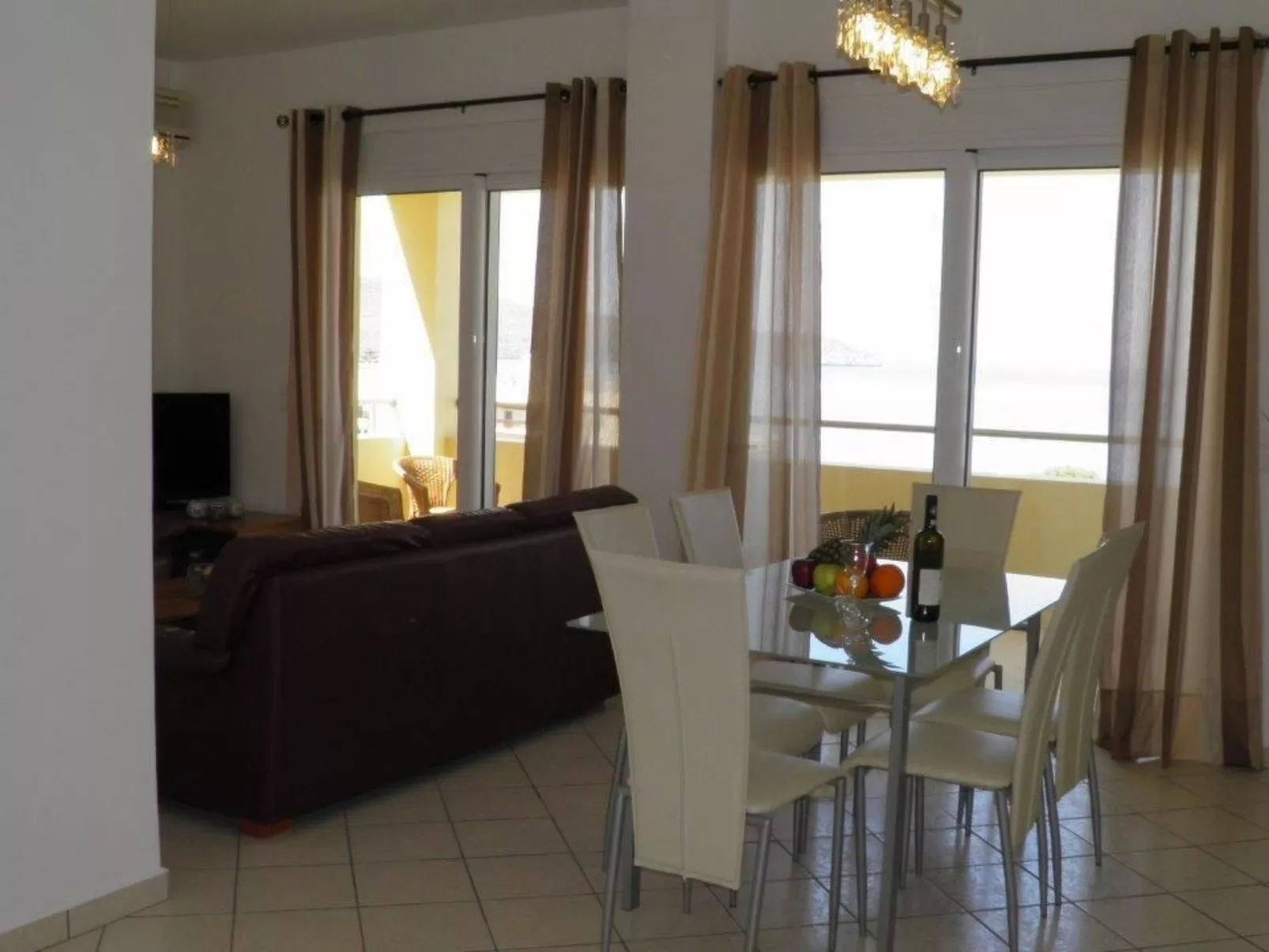 Sehr geräumiges Apartment mit eigenem Pool und Whirlpool - Binnen