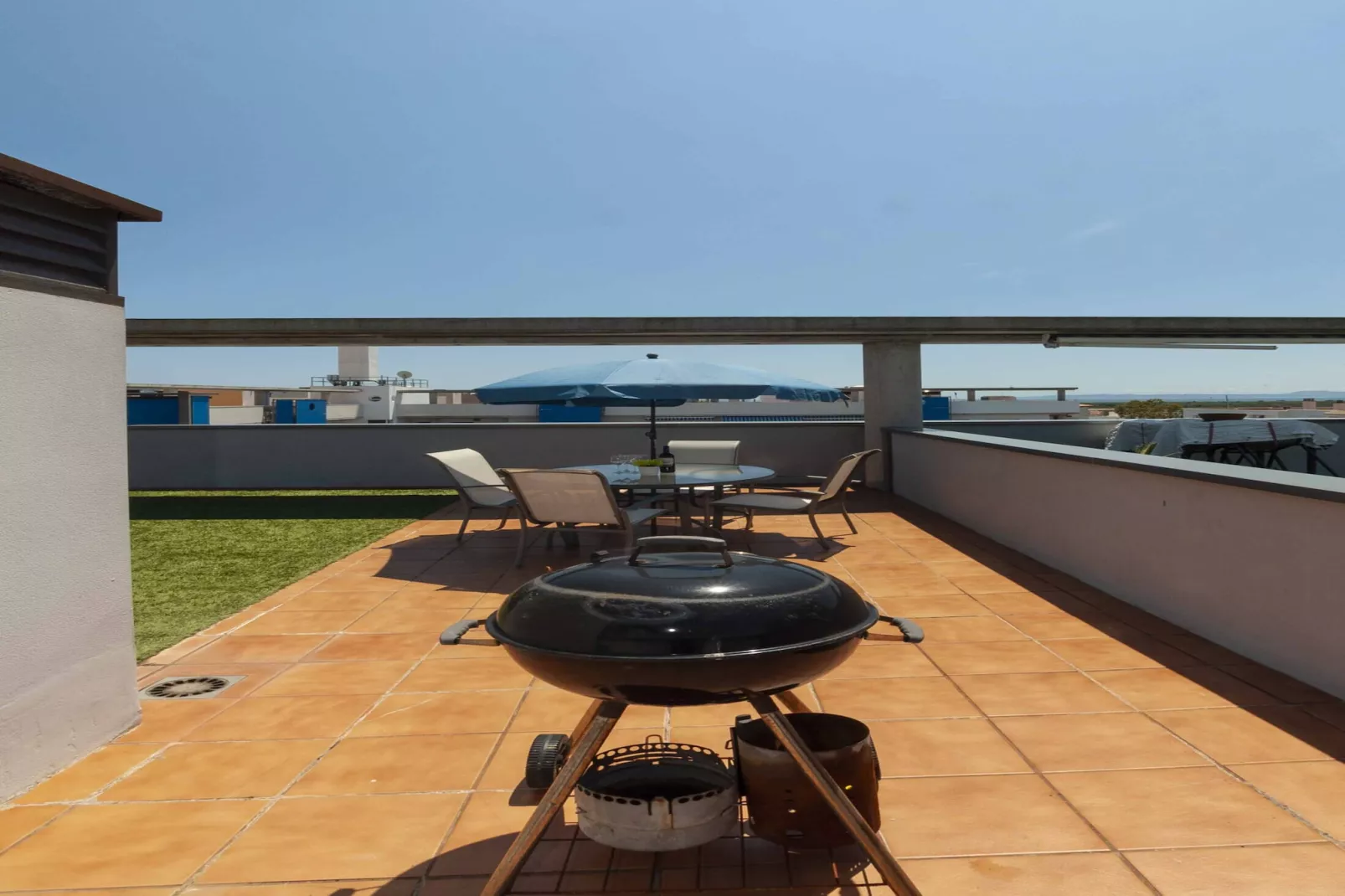 1235 BLAUMARINA con piscina - Terrasbalkon