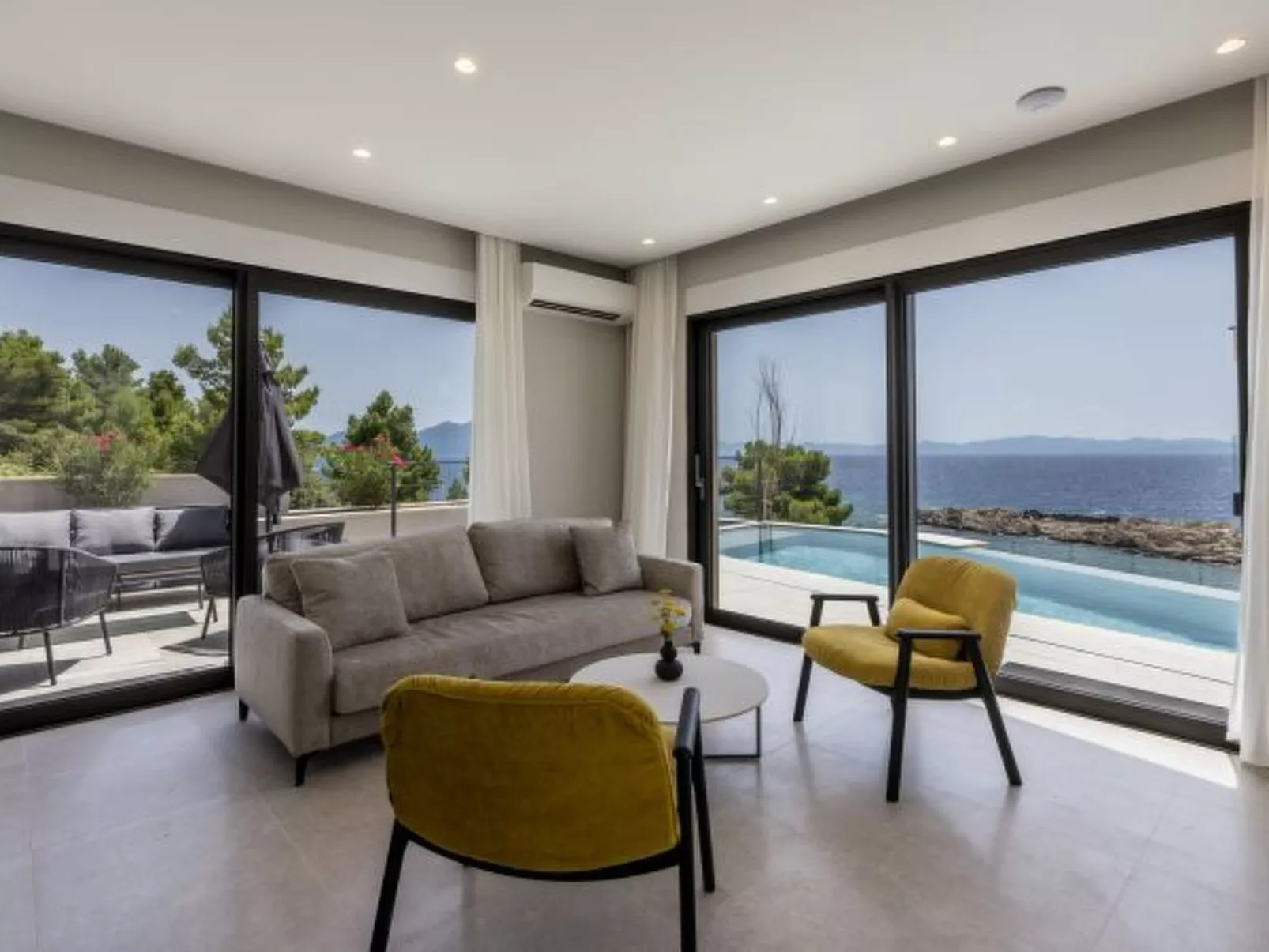Beachfront villa Luce with seaview and pool - Binnen
