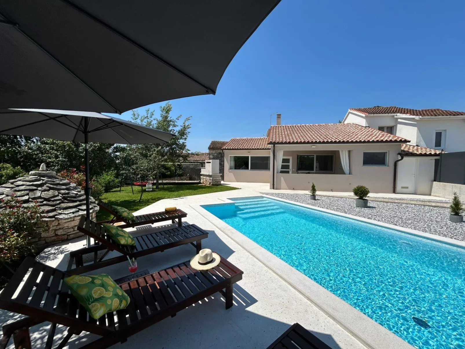 Diva mit privatem Pool - Buiten