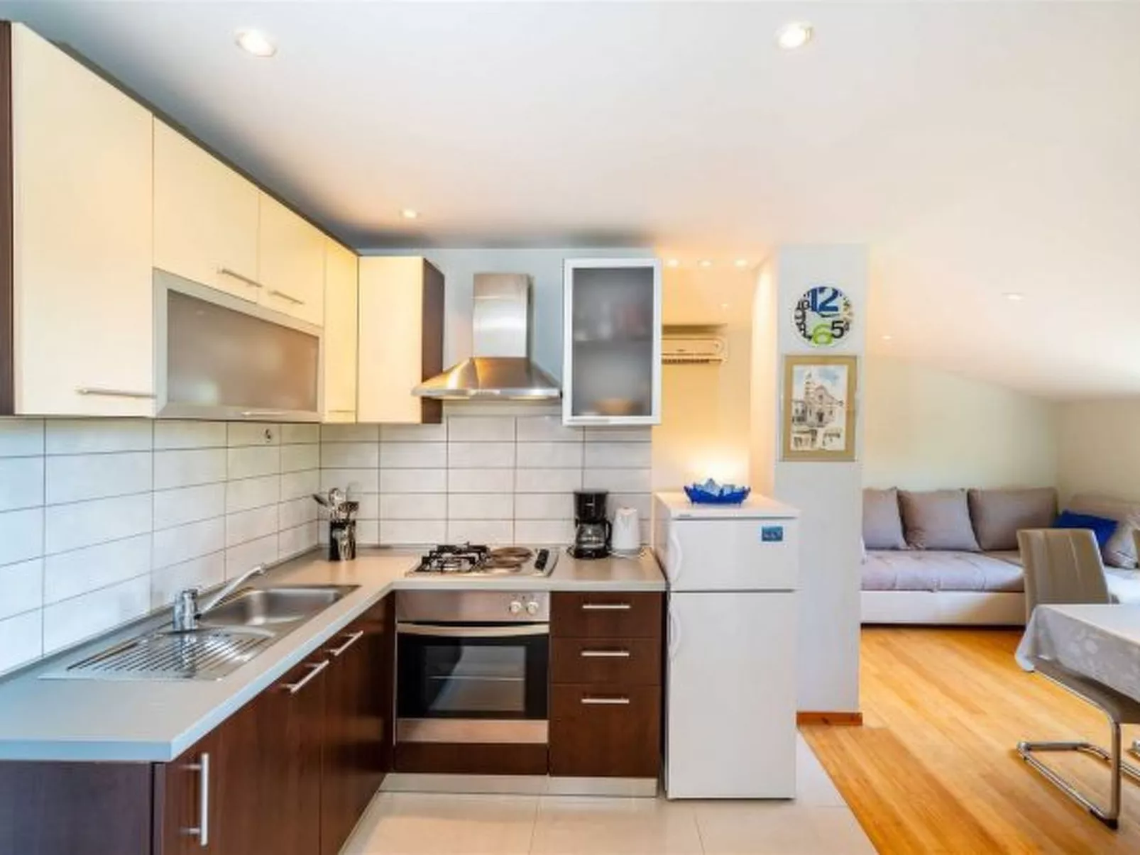 Apartment house Simoni with pool - Image-tags.info