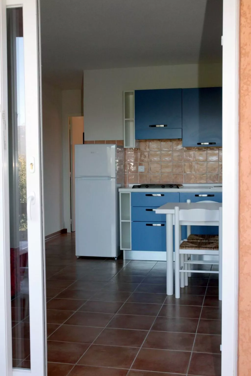 Unterkunft mit Terrasse, AC, Gemeinschaftspool - Binnen