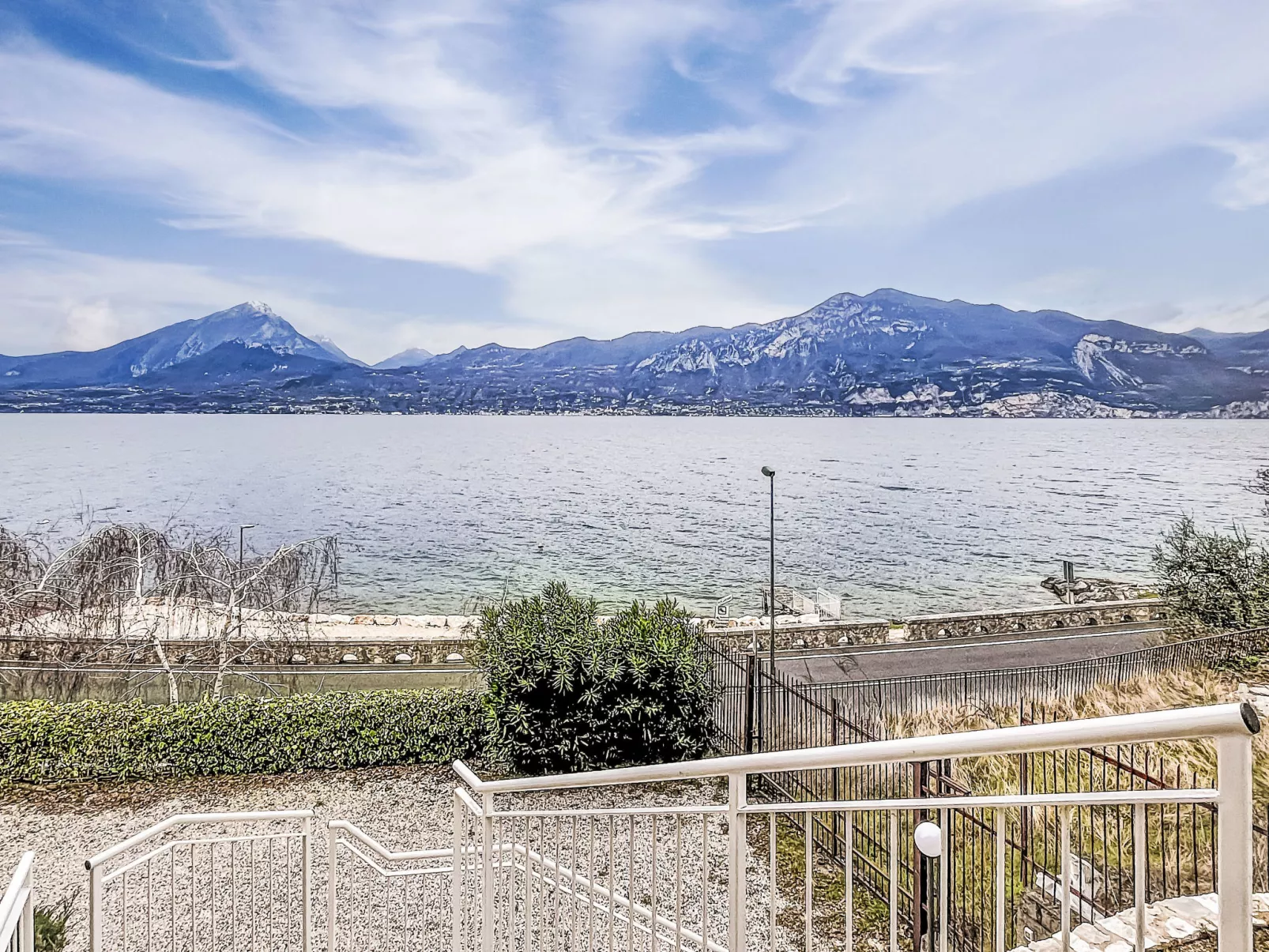 Sona's Lake Home - Buiten