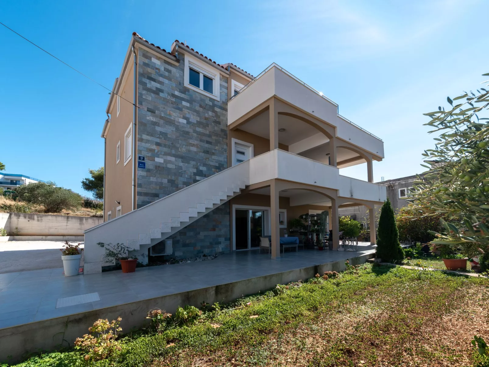 Modernes Apartment mit Gartennutzung, einer groß - Image-tags.info