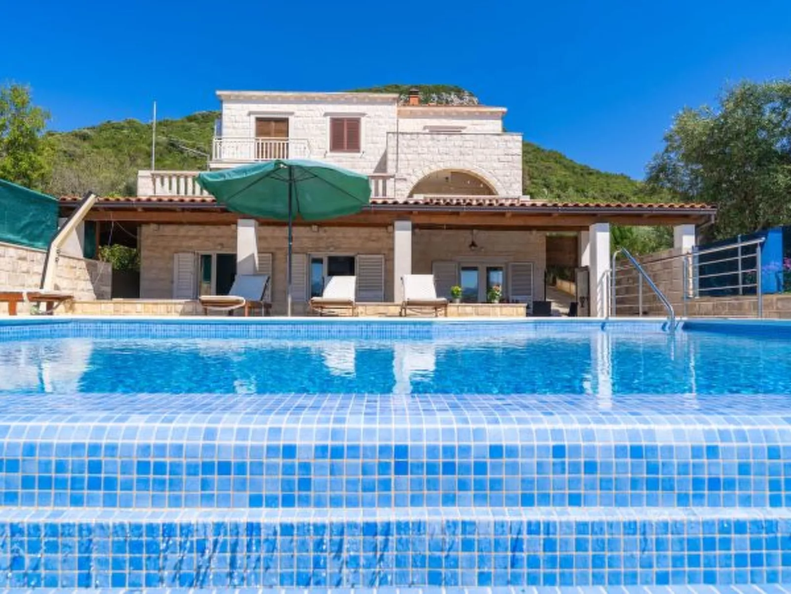 Beachfront Apartment house Hon with pool - Buiten